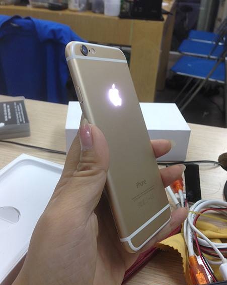 iPhone 6 với logo phát sáng