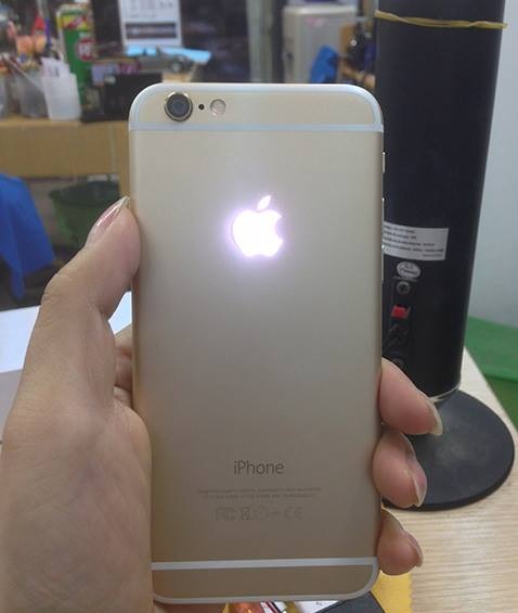 iPhone 6 với logo phát sáng