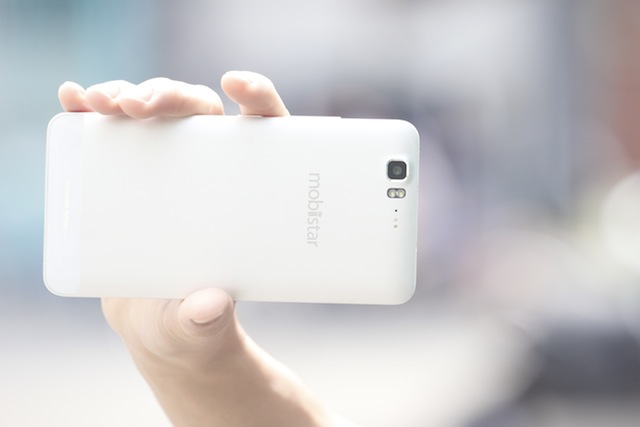 Mặt sau dễ bám vân tay