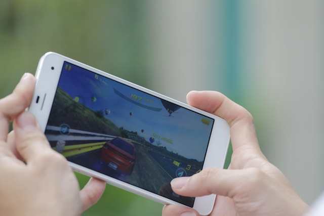 Màn hình không nổi bật khi dưới trời nắng