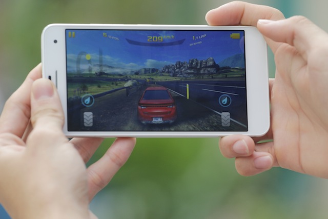 Màn hình không nổi bật khi dưới trời nắng