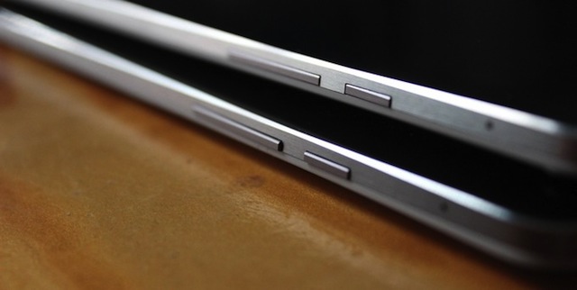 Hệ thống phím bấm của hai thiết bị Nexus 9 khác nhau
