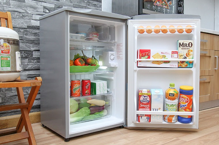 Tủ lạnh mini nhỏ gọn nhưng vẫn đáp ứng được nhu cầu bảo quản thực phẩm cơ bản