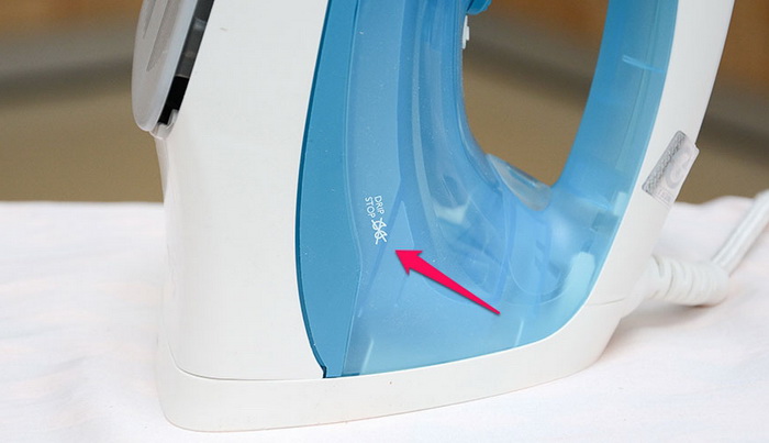 Các tính năng trên bàn ủi hơi nước > Dễ dàng nhận thấy bàn ủi có tính năng chống đóng cặn bởi biểu tượng Drip Stop