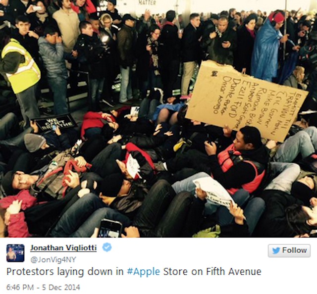Nhiều người giả chết trong cửa hàng khổng lồ của Apple