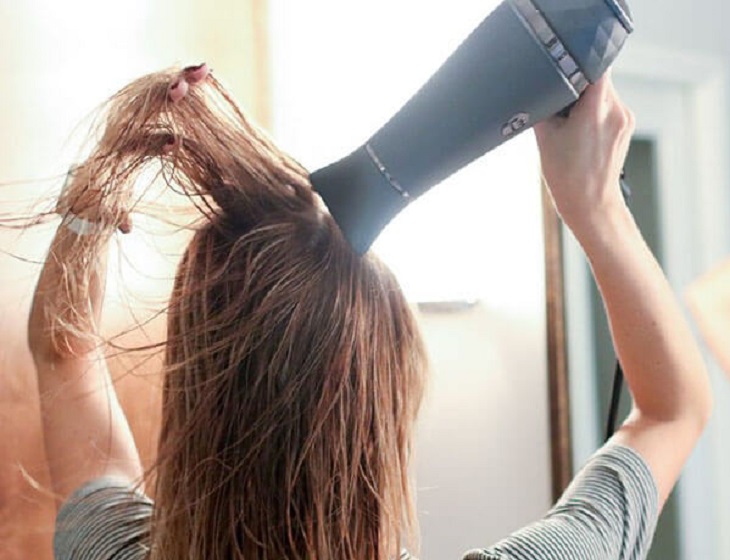 Đặt máy sấy tóc quá gần đầu sẽ khiến tóc dễ bị hư tổn