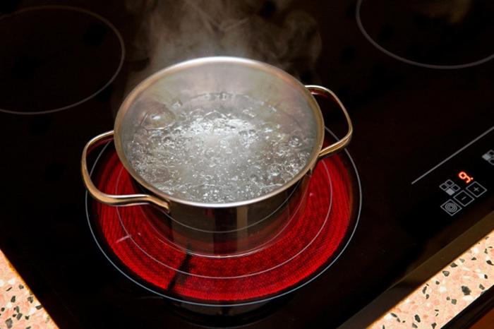 Các chế độ bảo vệ an toàn của bếp hồng ngoại > Nấu nước ở nhiệt độ quá cao có thể làm trào nước gây hỏng bếp