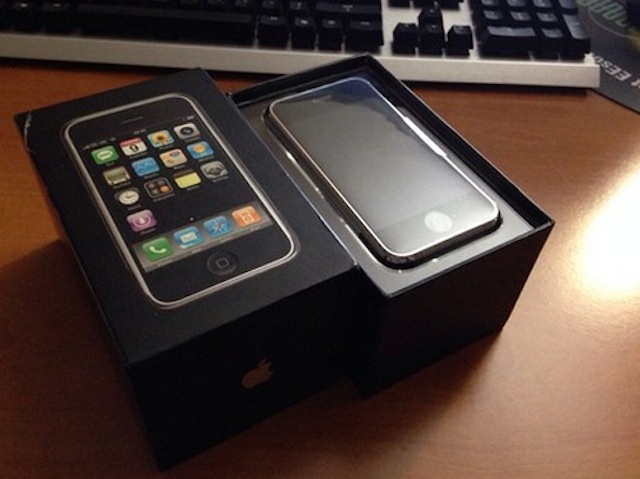 iPhone 2G còn nguyên hộp giá lên tới nửa tỷ