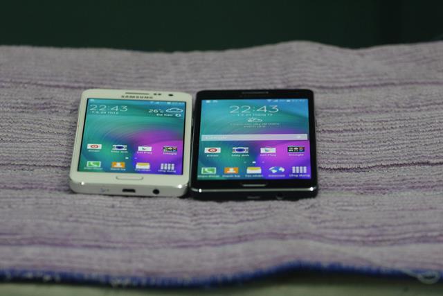 Hai thiết bị so dáng cùng nhau