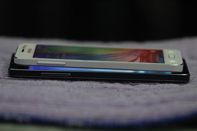 Hai thiết bị so dáng cùng nhau