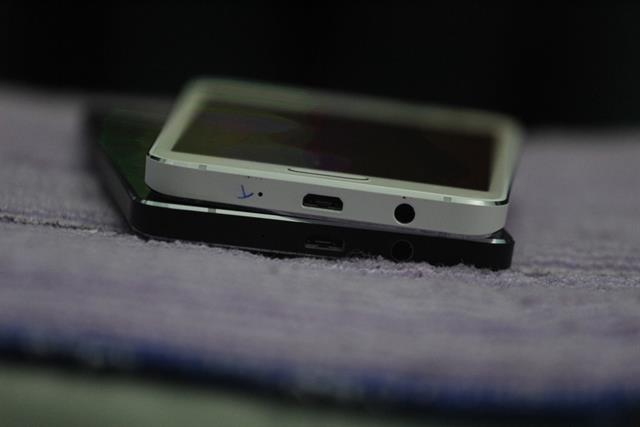 Hai thiết bị so dáng cùng nhau