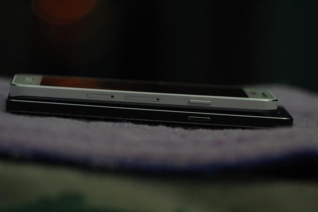 Hai thiết bị so dáng cùng nhau