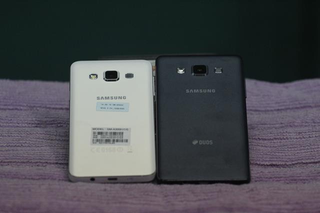 Hai thiết bị so dáng cùng nhau