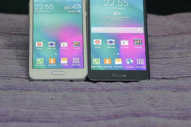 Hai thiết bị so dáng cùng nhau