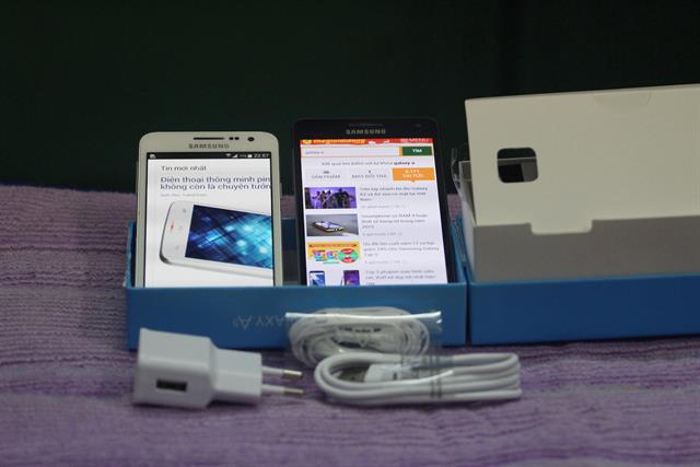 Hai thiết bị so dáng cùng nhau