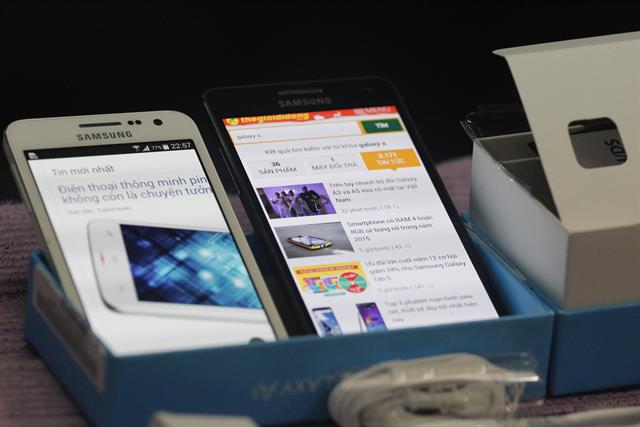 Hai thiết bị so dáng cùng nhau