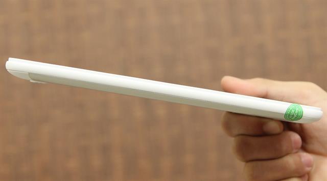 Cạnh trái trống trơn