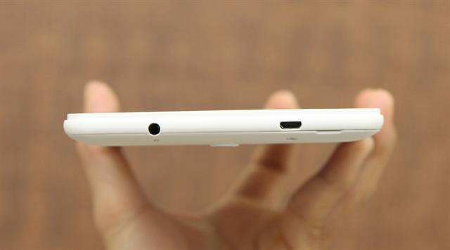 Đỉnh máy có cổng microUSB và Jack âm thanh 3.5mm