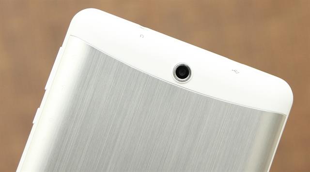 Phần trên của mặt sau có camera chính 2MP