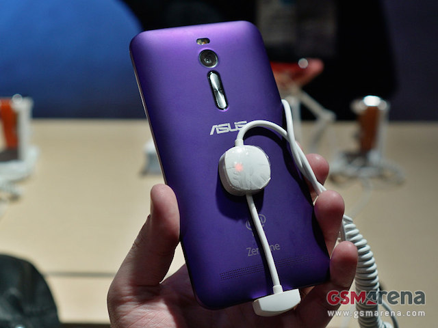 Mặt sau khá giống dòng LG