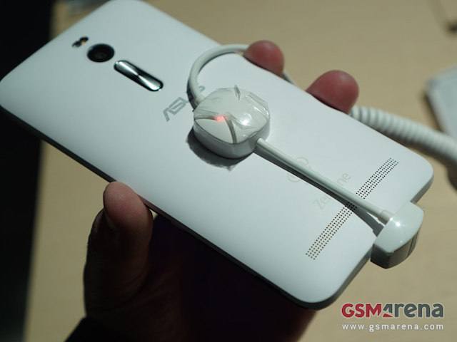 Mặt sau khá giống dòng LG