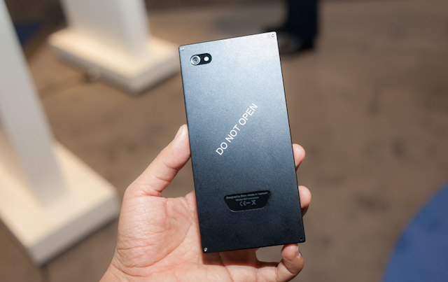 Mặt sau của máy