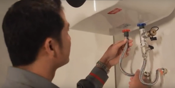 Hướng dẫn lắp đặt máy nước nóng gián tiếp Ariston đúng cách > kiểm tra các mối đầu ren coi có bị rỉ nước không