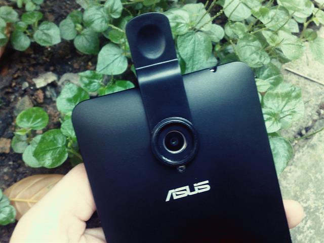 Các bạn đừng vội lắp Lens vào kẹp, mà hãy kẹp cái kẹp vào điện thoại trước để canh chỉnh lỗ trên kẹp vừa với cụm camera...