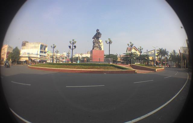 Khuôn viên tượng đài Trương Định