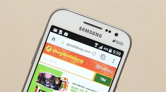 Viền màn hình phía trên có camera phụ 2MP, cảm biến và loa thoại