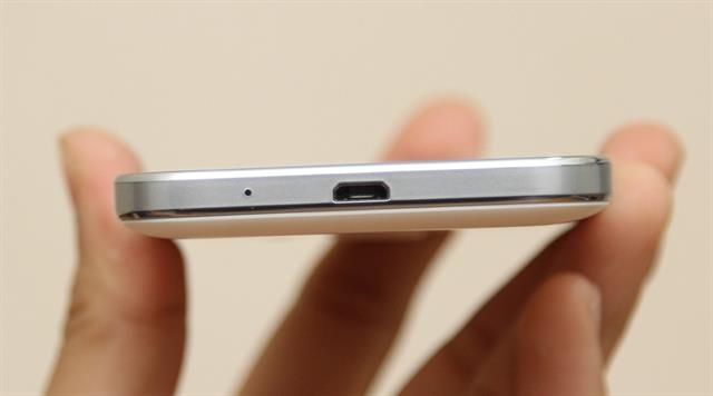 Đáy máy có cổng microUSB/ Jack sạc và lỗ mic