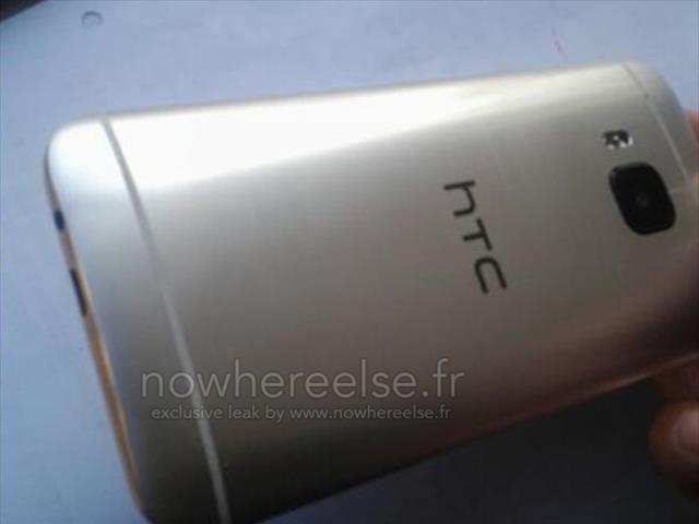 Mặt sau của máy