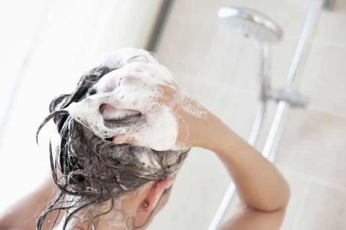 Washing hair with warm water not only cleanses but also reduces headaches