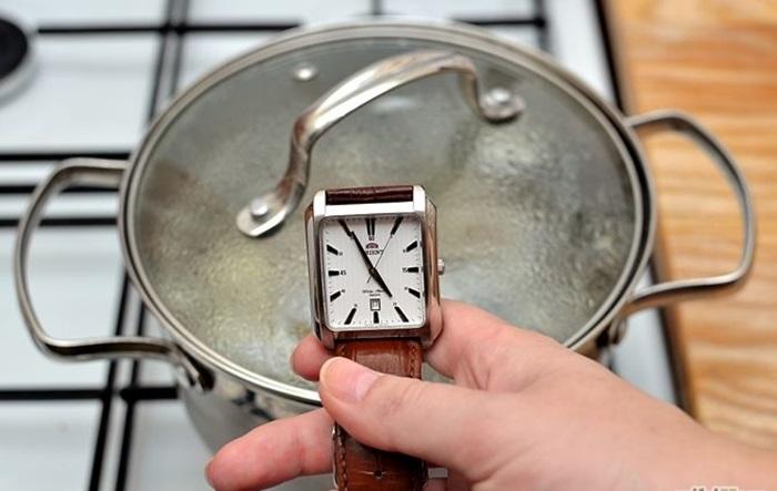 Luộc khoảng 1 tiếng rưỡi cho sườn được mềm hơn, bạn có thể sử dụng nồi áp suất để rút ngắn thời gian nấu.