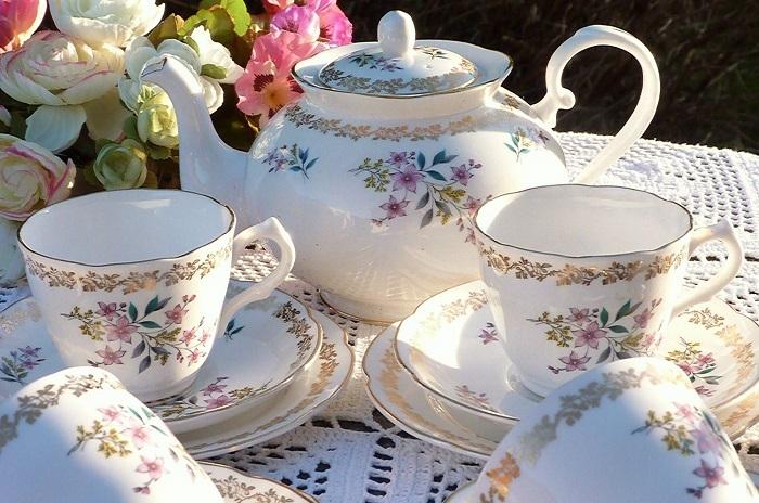 Bộ ấm trà sứ sáng bóng, không còn ố vàng chỉ với vài thao tác Gốm sứ Bát Tràng