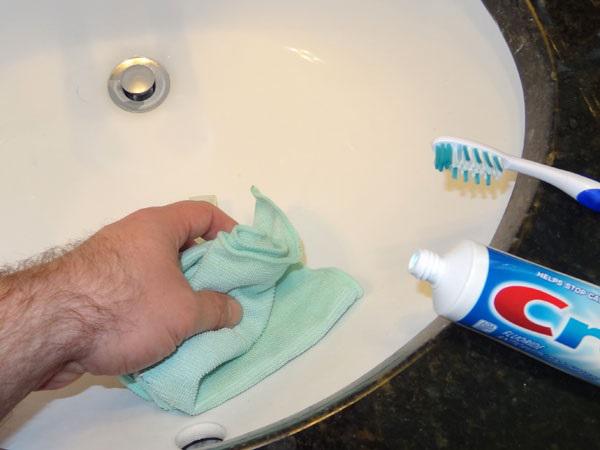 Làm sạch thiết bị trong nhà tắm