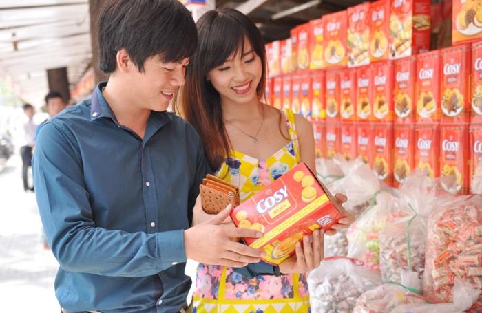 Chọn bánh kẹo có nguồn gốc, bao bì rõ ràng Cách chọn hạt dưa, mứt, bánh kẹo ngon và an toàn cho ngày tết > Chọn bánh kẹo có nguồn gốc, bao bì rõ ràng
