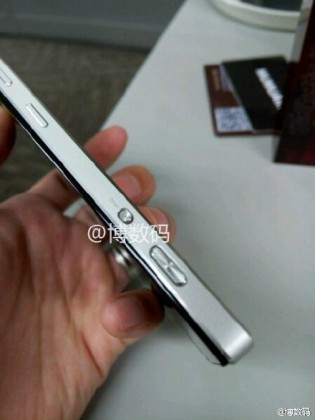 Có các nút chuyên dụng như iPhone