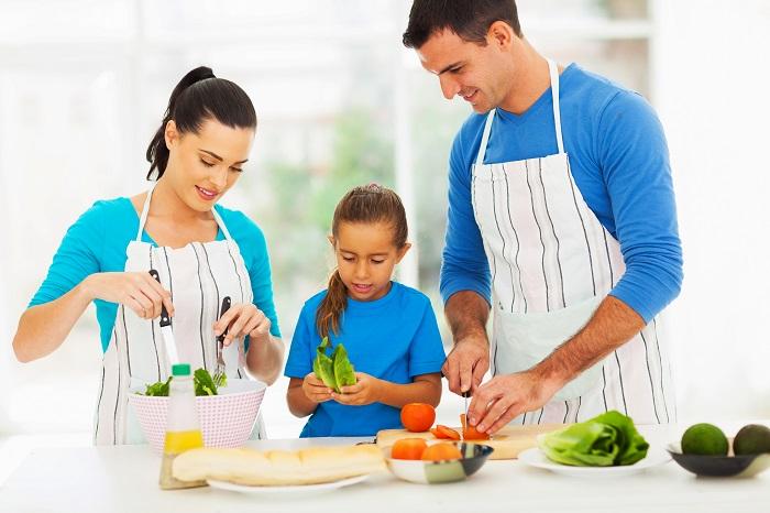 Dọn dẹp như thế nào để gian bếp luôn sạch đẹp vào những ngày tết? > Còn gì tuyệt vời hơn là cả gia đình cùng vào bếp nấu ăn