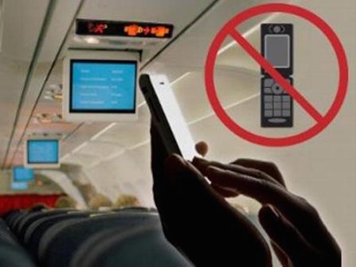 Dùng điện thoại thế nào để tránh bị máy bay rơi?