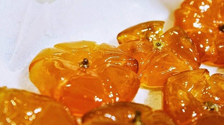  Phủ một lớp nước đường đặc sệt b&ecirc;n ngo&agrave;i mứt quất để bảo quản được l&acirc;u hơn