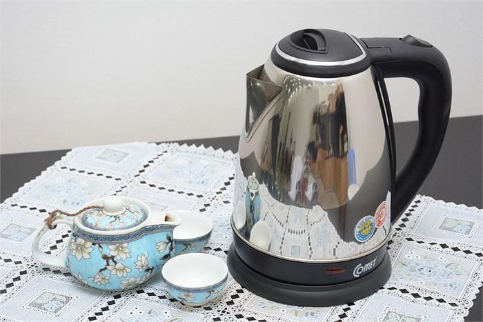 Bình siêu tốc Comet CM8217 có thiết kế đẹp, nhỏ gọn