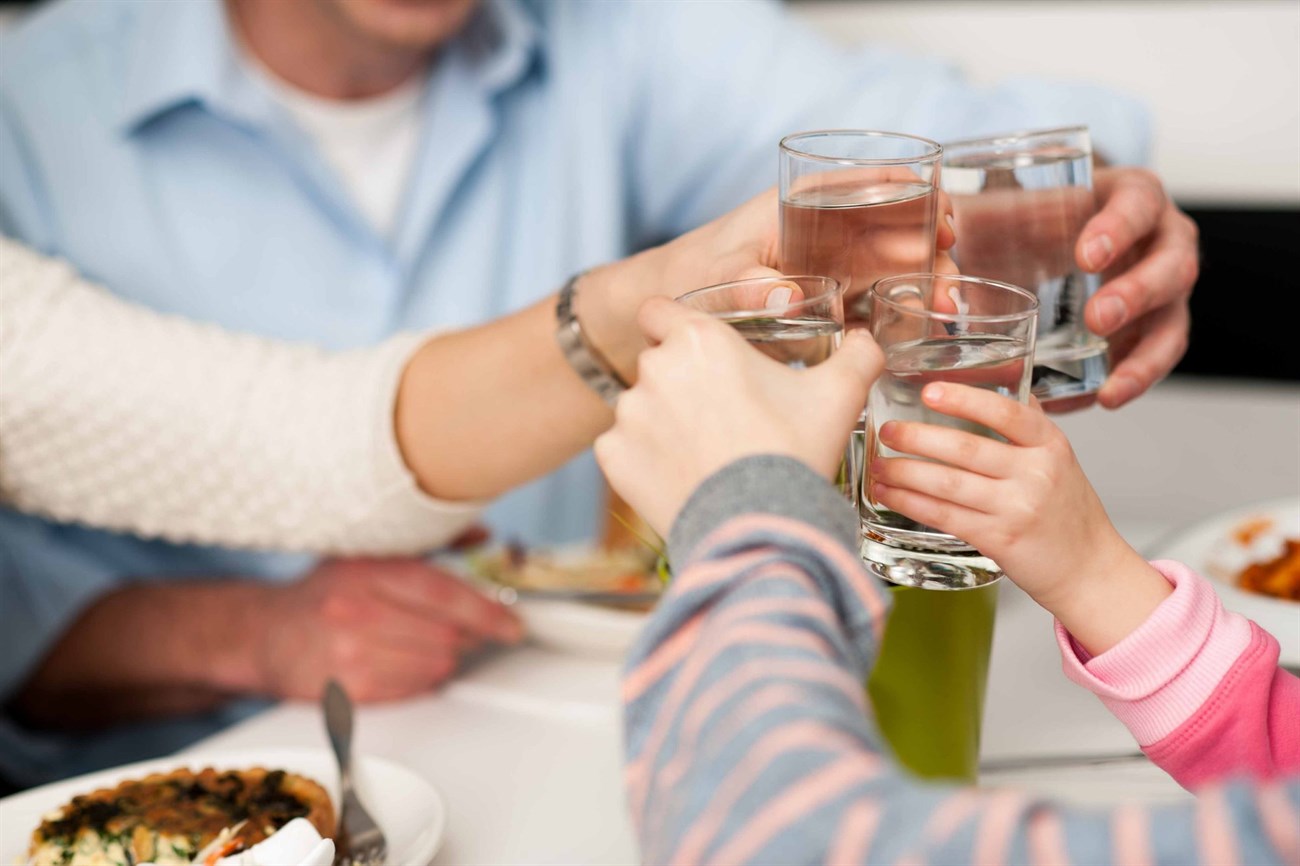 Eating and drinking at the same time will help you drink less alcohol