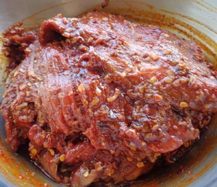 Bọc kín tô thịt bò và cho vào tủ lạnh để qua đêm cho gia vị ngấm kĩ hơn