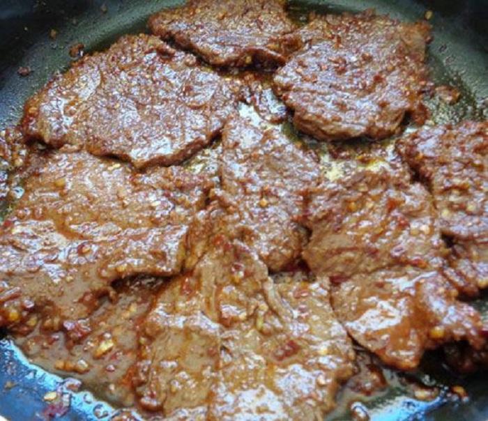 Rim thịt bò với lửa vừa và nhỏ để đảm bảo thịt bò khô vừa phải