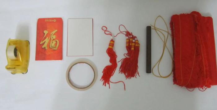 Materials and tools needed to make lanterns from lucky money envelopes