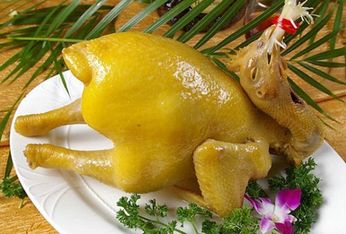 Quét một lớp mỡ gà xào nghệ lên trên để có được màu vàng bóng cho thịt gà