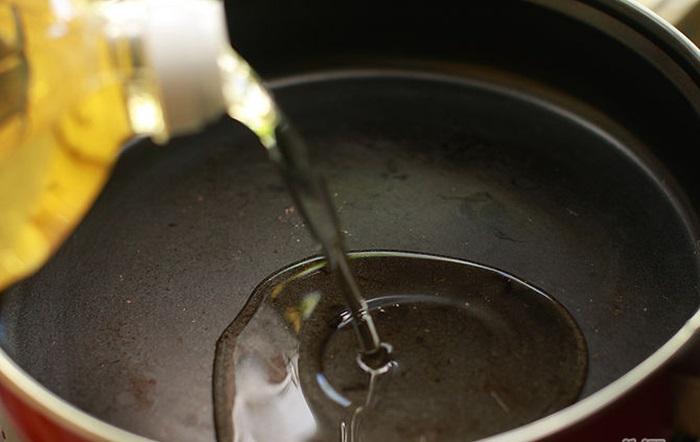 Đổ 1 muỗng café đến 1 muỗng canh dầu olive hoặc dầu hạt nho vào chảo, tùy vào số lượng thực phẩm nhiều hay ít mà đổ lượng dầu phù hợp. Bạn cũng có thể thay thế dầu bằng rượu vang để xào.