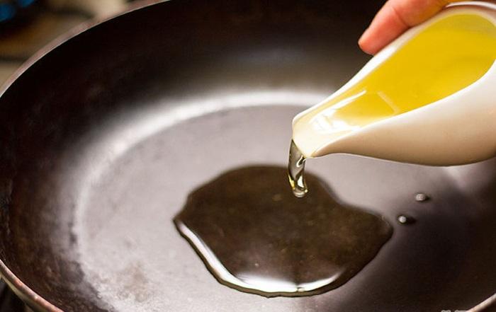 Đặt chảo lên bếp, cho dầu olive vào chảo, để ngọn lửa ở mức vừa không to không nhỏ.