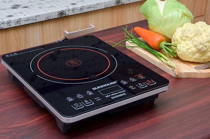 Place the induction cooker in a well-ventilated area, away from fire or water
